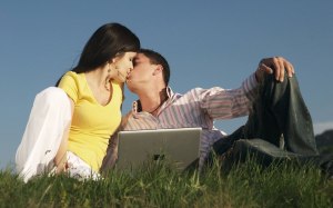 laptop kiss computer geeks kissing